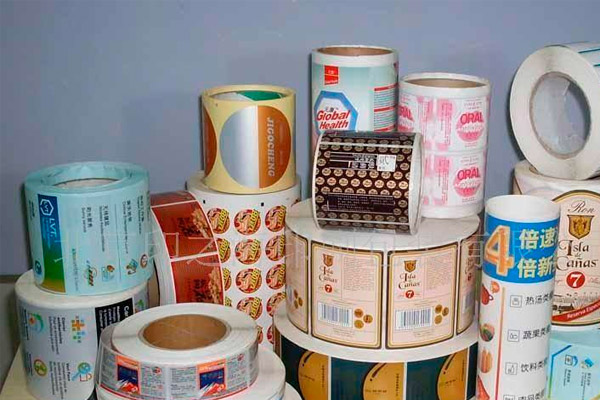 Self-adhesive labeling machine gradually rise